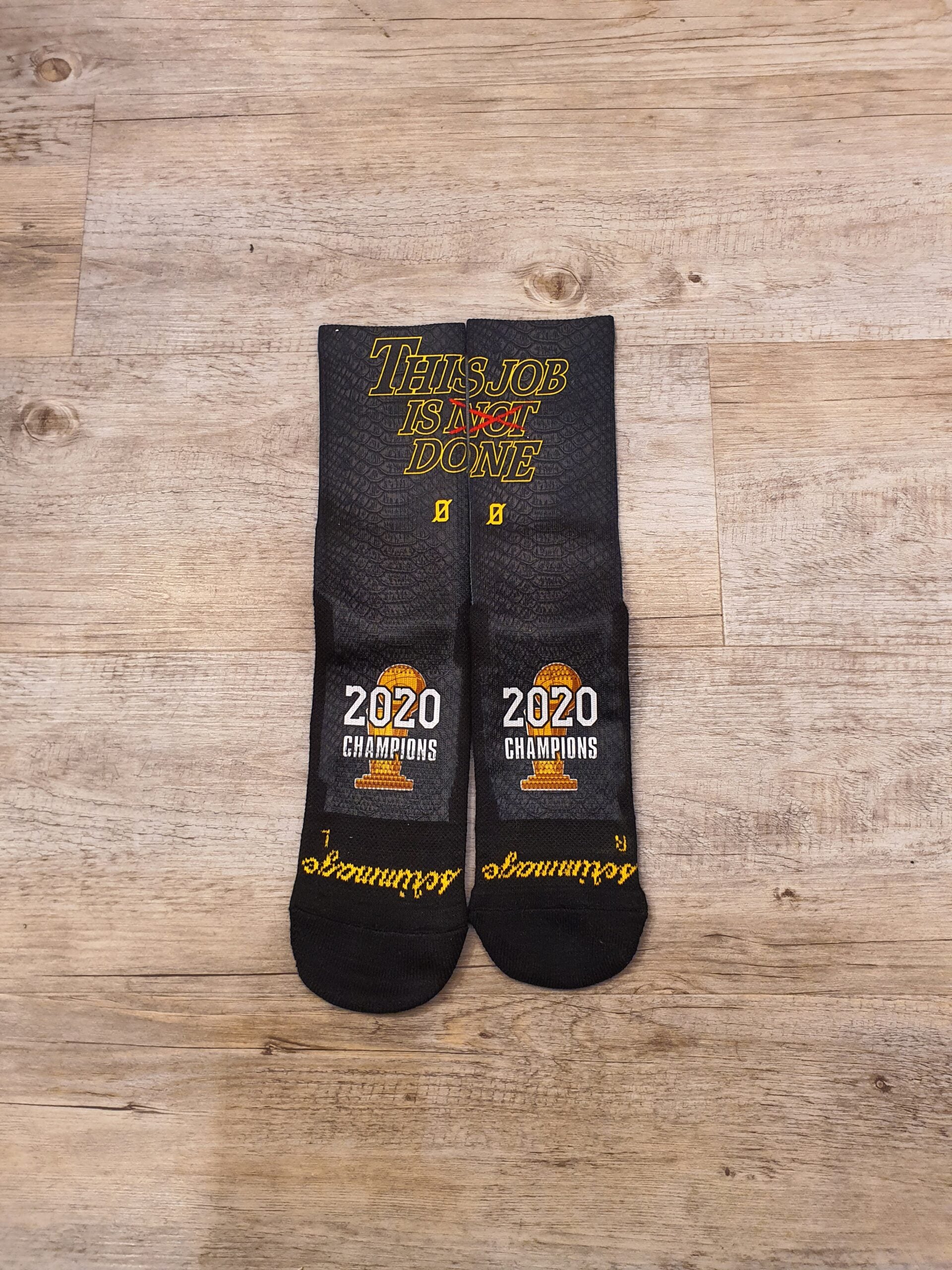 Calzini Ufficiali "Scrimmage" - This job is done, Lakers Champions 2020 (black)