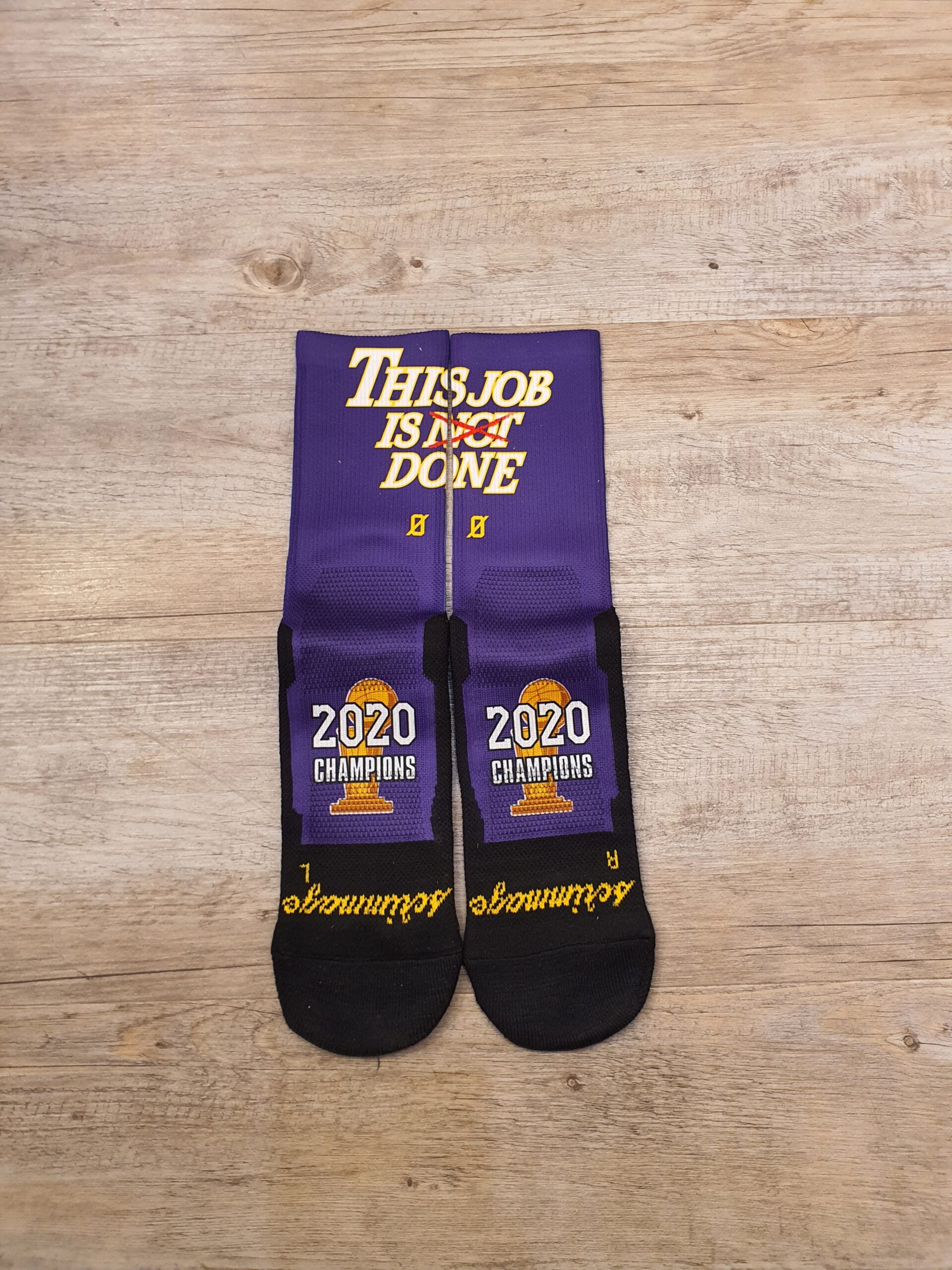 Calzini Ufficiali "Scrimmage" - This job is done, Lakers Champions 2020 (purple)