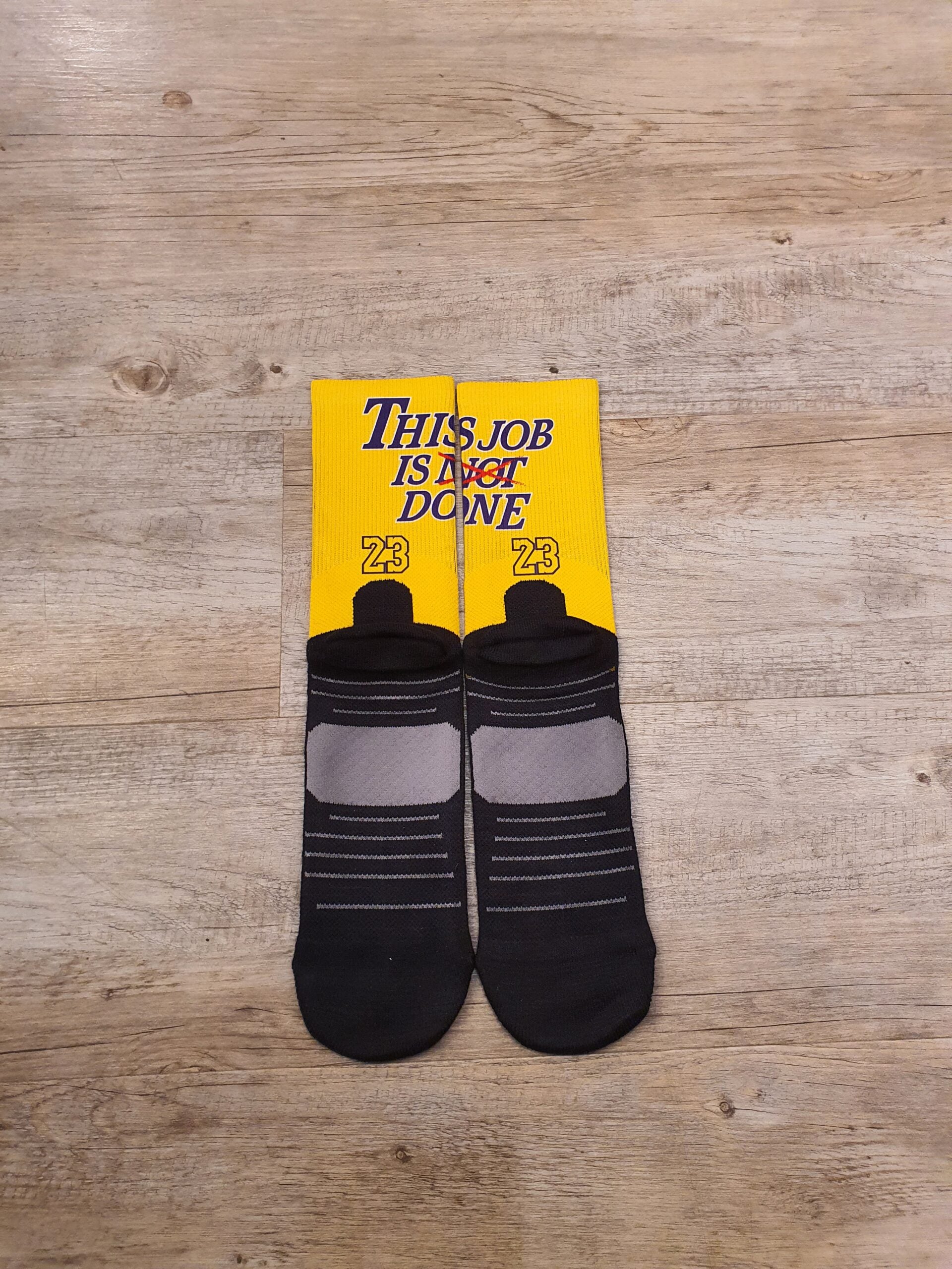 Calzini Ufficiali "Scrimmage" - This job is done, Lakers Champions 2020 (yellow)