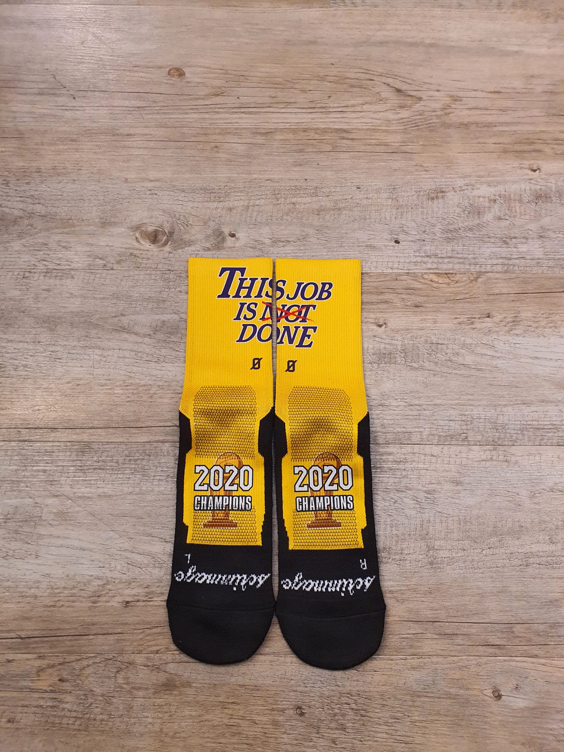 Calzini Ufficiali "Scrimmage" - This job is done, Lakers Champions 2020 (yellow)